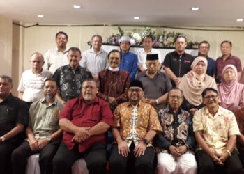 MUJAHID bersama-sama pemimpin dan wakil daripada lima NGO selepas Program Ramah Mesra Bersama NGO-NGO Melayu di Bandar Baru Uda, Johor Bahru.