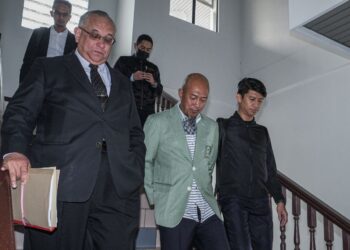 Rosli Hasan dibawa ke Mahkamah Sesyen, Ayer Keroh semalam atas pertuduhan menerima suapan berjumlah RM408,736 pada 2017. 
– UTUSAN/SYAFEEQ AHMAD