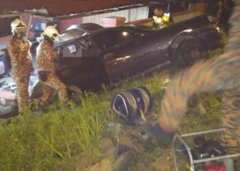 ANGGOTA bomba berusaha mengeluarkan mangsa daripada kereta selepas kenderaan itu kemalangan dan melanggar tembok rumah di Jalan Rumbia 3, Taman Daya, Johor hari ini.