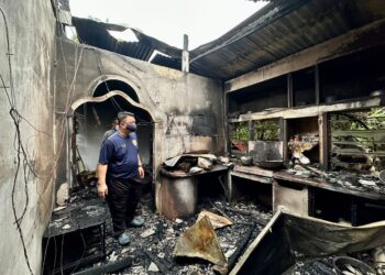 TUANKU Syed Faizuddin Putra Jamalullail berkenan berangkat menziarahi mangsa kebakaran, Ramli Bakar, di Kampung Behor Mentalon, Guar Sanji semalam.-UTUSAN
