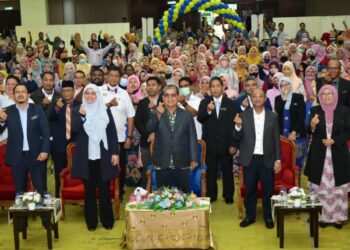 AARON AGO Dagang( tengah) bergambar bersama kakitangan agensi dan jabatan di bawah Kementerian Perpaduan Negara di Dewan 2020, Kangar, Perlis hari ini. - UTUSAN/SYED AZLAN SAYID HIZAR