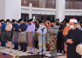 SERI Paduka berkenan bersama rakyat jelata menunaikan Solat Sunat Aidilfitri di Masjid Wilayah Persekutuan.