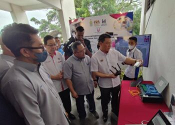 NGA Kor Ming melihat kemudahan internet yang disediakan menerusi inisiatif Program Jendela@PPR ketika sesi lawatan ke PPR Taman Bagan Jaya, Butterworth, Pulau Pinang hari ini. - Pix: IQBAL HAMDAN