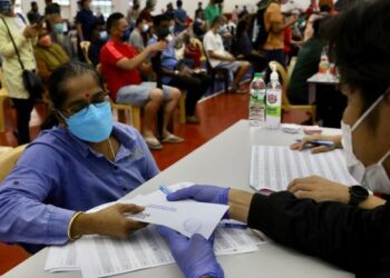 SALAH seorang mangsa banjir di Selangor menerima bantuan BSB dan BWI dekat Dewan Majlis Bandaraya Shah Alam (MBSA) Kemuning Utama, Seksyen 32 di Shah Alam, Selangor pada 23 Februari lalu. - UTUSAN / ZULFADHLI ZAKI