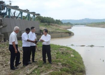 CHOW Kon Yeow (kanan) ketika meninjau  rumah pam di Kampung Lahar Tiang, Kepala Batas, Pulau Pinang hari ini. - Pix: IQBAL HAMDAN