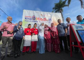 FADHLINA Sidek (tengah) ketika merasmikan Karnival Madani di Sungai Duri, Nibong Tebal, Pulau Pinang hari ini. -  Pix: SITI NUR MAS ERAH AMRAN