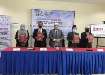 MOHAMED Fadzli Hassan (tengah) bersama wakil institusi pendidikan dalam Majlis Menandatangani Nota Kerjasama Penganjuran ICTE’22 dan Pelancaran Laman Web ICTE’22 di Kompleks Kota Darulnaim, Kota Bharu, Kelantan hari ini. - UTUSAN/ROSLIZA MOHAMED