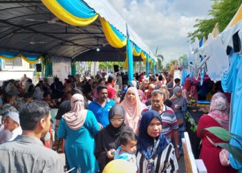 ORANG ramai tidak melepaskan peluang menghadiri rumah terbuka Aidilfitri Madani bersama Perdama Menteri di UiTM Permatang Pauh, Pulau Pinang hari ini.