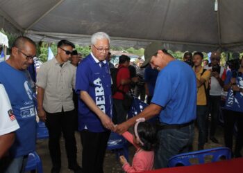 ISMAIL SABRI Yaakob (dua dari kanan) berucap pada Majlis Ramah Mesra bersama penduduk Kampung Batu Papan di Bilik Gerakan Barisan Nasional Batu Papan di Bera, Pahang hari ini