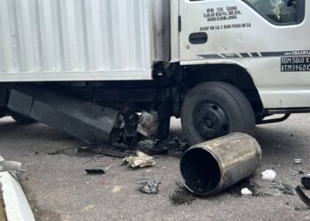 TABUNG NGV sebuah lori meletup di sebuah stesen minyak di Jalan Langkasuka, Johor Bahru