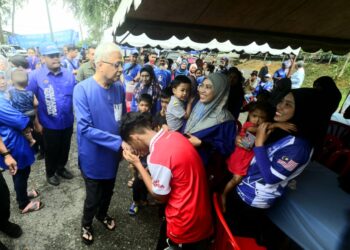 ISMAIL SABRI Yaakob (tengah) hadir pada program ramah mesra bersama penduduk Bandar 32 di Bera, Pahang. - FOTO/SHAIKH AHMAD RAZIF