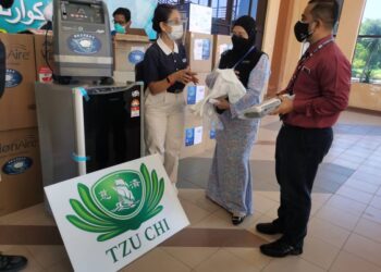 SELASAWATI (dua kanan) turut melihat peralatan perubatan yang disumbangkan pihak Persatuan Buddhist Tzu Chi Kelantan di PKRC Tanjung Chat hari ini. - UTUSAN/ROSALWANI CHE SOH