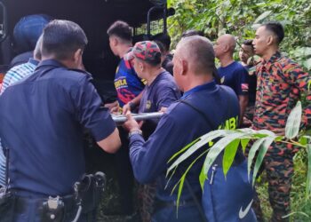 Polis mengusung mayat dua pelajar sekolah pondok yang ditemui mati lemas di Sungai Gong Dermin, Kubang Kerian.