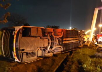 KEADAAN kemalangan membabitkan sebuah bas ekspres yang terbabas dan terbalik di lebuh raya BORR.menghala ke Bagan Ajam, Pulau Pinang awal pagi tadi yang menyebabkan 16 orang cedera.