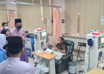 NOOR Hisham Abdullah menyampaikan sumbangan kepada pesakit pada Majlis Sambutan 1 Syawal Hospital Putrajaya. - UTUSAN/FAISOL MUSTAFA