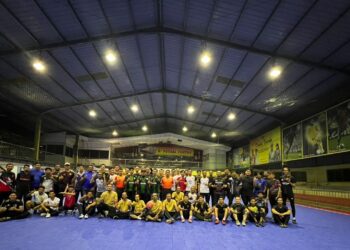 PARA pemain Kejohanan Futsal Empat Penjuru anjuran Grab Perlis dan Media Perlis di D’Futsal Centre, Batu 2, Kangar, Perlis, malam tadi.-UTUSAN