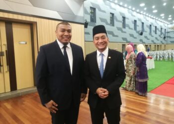 MUHAMMAD FARKHAN HARON bergambar dengan Onn Hafiz selepas majlis penyerahan watikah pelantikan Ahli Majlis Majlis Bandaraya Iskandar Puteri.