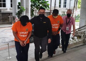 DUA lagi individu ditahan susulan kes rasuah kuota pekerja asing dibawa ke Mahkamah Majistret, Putrajaya hari ini. - UTUSAN/FAISOL MUSTAFA