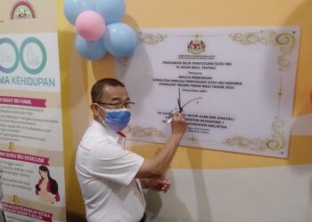 NOOR Azmi Ghazali menandatangani papan perasmian Bilik Penyusuan di Aeon Mall Taiping sempena  sambutan Minggu Penyusuan Susu Ibu Sedunia Peringkat Negeri Perak hari ini. -  UTUSAN/WAT KAMAL ABAS