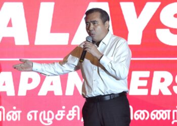 ANTHONY Loke Siew Fook berucap pada majlis makan malam DAP Perak menjelang PRU15 di Ipoh semalam. - UTUSAN/ZULFACHRI ZULKIFLI