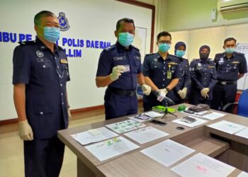 SULIZMIE Affendy Sulaiman (dua dari kiri) menunjukkan dadah yang dirampas dalam serbuan Op Sarang Khas di daerah Muallim pada sidang akhbar di IPD Muallim,  Tanjung Malim hari ini. - UTUSAN