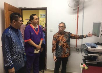 DR. Lee Yeong Yeh (kanan) sedang memberi penerangan mengenai peralatan diagnostik motiliti kepada Dr. Nik Hisamuddin (kiri) pada Majlis Perasmian Makmal Fungsi Gastrousus dan Motiliti di  Hospital Universiti Sains Malaysia (HUSM) Kubang Kerian,Kelantan hari ini.UTUSAN/ROSMIZAN RESDI