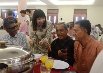 LIM Hui Ying beramah-mesra dengan tetamu yang hadir pada Majlis Rumah Terbuka Hari Raya Aidilfitri Ahli Parlimen Tanjong, di Jalan Burma, George Town, Pulau Pinang hari ini. - Pic: IQBAL HAMDAN