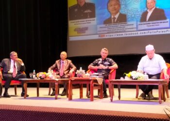 MOHD. SHUHAILY Mohd. Zain (dua dari kanan) ketika menjadi ahli panel pada program 'townhall' anjuran PDRM Pulau Pinang yang membincangkan tentang 'Remaja dan Jenayah : Isu dan Cabaran' di Dewan Budaya, USM, hari ini.