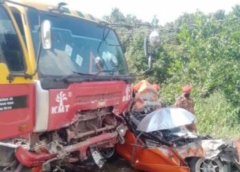 KEADAAN kereta Toyota Corolla yang remuk akibat bertembung dengan treler dalam kemalangan meragut nyawa lima sekeluarga di Jalan Kuantan-Segamat, dekat Kampung Pulau Manis, Kuantan, Pahang. - IHSAN JBPM PAHANG