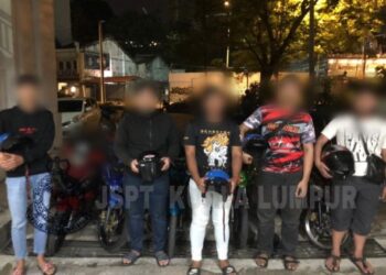LIMA lelaki termasuk seorang remaja bawah umur ditahan polis selepas dikesan melalukan aksi 'Superman', 'roket' dan 'zig zag' di Jalan Kuching, Kuala Lumpur, awal pagi tadi.