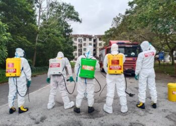 PASUKAN Hazmat bersedia melakukan proses sanitasi di kawasan pusat wabak bagi mengekang penularan Covid-19.