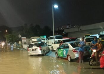 KEADAAN air membanjiri jalan di Taman Buana Perdana di Petaling Jaya, Selangor akibat hujan lebat  petang tadi.