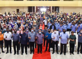 PENJAWAT awam Persekutuan dari lapanjabatan negeri di Negeri Sembilan menerima BKK Aidilfitri daripada Kerajaan Negeri Sembilan dalam satu majlis di Seremban hari ini.