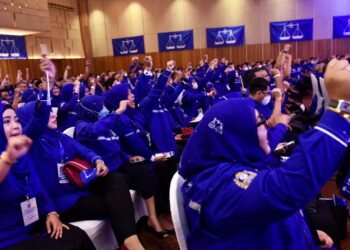 LEBIH 500 perwakilan BN Selangor  menghadiri konvensyen yang diadakan di Setia City Convention Centre, Shah Alam, Selangor, hari ini. - UTUSAN / ZULFADHLI ZAKI