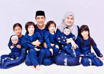 Dr. Sheikh Muszaphar Shukor bergambar bersama anak-anaknya.