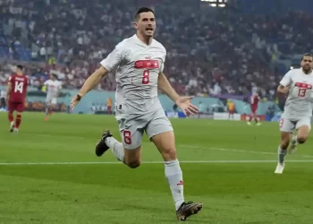 Freuler menjaringkan gol ketiga buat Switzerland membantu kemaraan pasukan ke pusingan 16 terbaik.