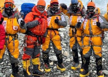 PENDAKI Misi KAME 2022 (dari kanan) Hawari, Pragash, Jack, Lakpha Rangdu Sherpa (ketua malim) dan Awang Askandar bersedia di Kem 2 sebelum memulakan pendakian ke Everest. – IHSAN KAME 2022