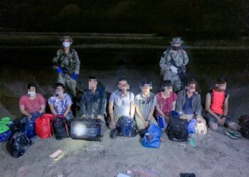 Anggota 7 Briged mengawal PATI yang cuba memasuki negara menerusi perairan Bandar Penawar,Johor, awal pagi ini.