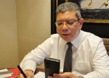 SAIFUDDIN Abdullah ketika perbincangan menerusi panggilan telefon dengan Sergey Lavrov di Putrajaya kelmarin. – Foto ihsan Wisma Putra