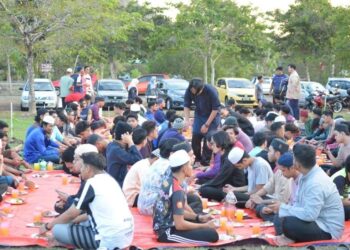 PARA pelajar Unimap berbuka puasa secara percuma sepanjang Ramadan hasil daripada inisiatif kakitangan Unimap yang mengumpul sumbangan sesama mereka dan bergotong-royong menyediakan juadah berbuka di PIMPIN, kampus Alam Unimap, Arau, Perlis semalam.-UTUSAN/IZLIZAN OTHMAN