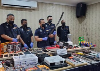 AHMAD Ridhwan Mohd. Nor @ Saleh (tengah) menunjukkan barangan hasil kegiatan jenayah serta peralatan digunakan untuk samun dan pecah rumah di IPD Kuala Langat, Selangor, hari ini.