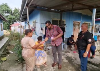 HEDRHIN Ramli beramah mesra dengan penduduk Kampung Orang Asli Pulau Indah, Pelabuhan Klang, Selangor, petang tadi. -UTUSAN/ ISKANDAR SHAH MOHAMED