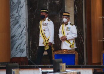 HASNI Mohammad (kiri) mengiringi Muhyiddin Yassin ketika Pembukaan Persidangan Penggal Keempat DUN Johor di Kota Iskandar di Johor.