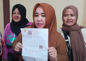 RINA Zainun menunjukkan keputusan pemeriksaan air kencing seorang kanak-kanak yang positif methamphetamine di Samarinda, Kalimantan Timur. - AGENSI