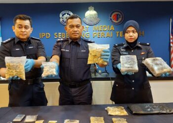 MOHD. NOR Daud (tengah) menunjukkan antara dadah yang dirampas daripada satu sindiket yang didalangi tiga beranak dalam sidang akhbar di IPD SPT, Bukit Mertajam, Pulau Pinang hari ini.