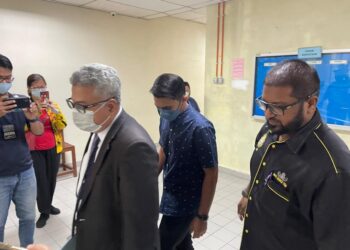 AZIEDY Abdul Talib (tengah) diiringi peguambela dan pegawai SPRM di Mahkamah Sesyen Butterworth, Pulau Pinang hari ini. - Pix: SITI NUR MAS ERAH AMRAN