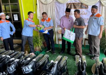 MOHD. Shukri Ramli (empat dari kiri) bersama Zulkifli Wahijan (tiga dari kiri) menyerahkan sumbangan pek makanan sewaktu Majlis Kasih Asnaf, Sumbangan Kerusi Roda dan Jamuan Rakyat di Kediaman Menteri Besar, Sungai Padang, Perlis hari ini.- UTUSAN/ASYRAF MUHAMMAD