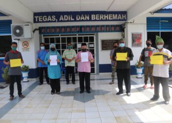 ARIFFIN Awang Ismail (depan, tiga kanan seslepas membuat laporan polis terhadap Iswardy Morni di Balai Polis Chenor di Maran, Pahang.