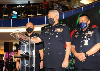 Acryl Sani melancarkan kempen anti scam sambil diperhatikan oleh Ketua Polis Johor, Datuk Kamarul Zaman Mamat (kanan) dan Pengarah Jabatan Siasatan Jenayah Komersil Datuk Mohd. Kamarudin Md. Din ( kiri)  sempena Majlis Perasmian Kempen Anti Scam PDRM 2022 di The Mall, Mid Valley Southkey, Johor Bahru di sini.