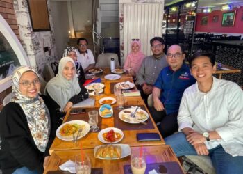 MOHAMMAD Shatar Sabran (dua dari kanan) bersama wakil MASAT di Turki.